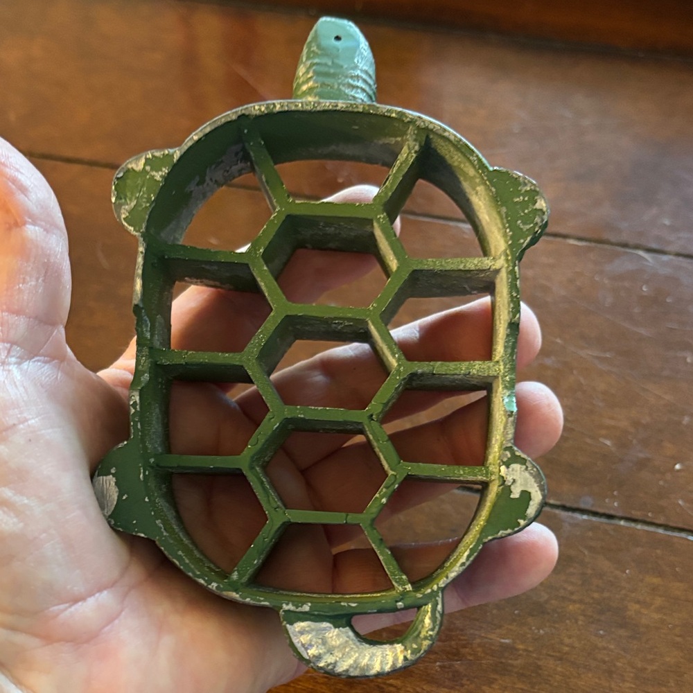 Vintage, cast iron Green Turtle Shaped flower “frog” - Picture 5 of 8
